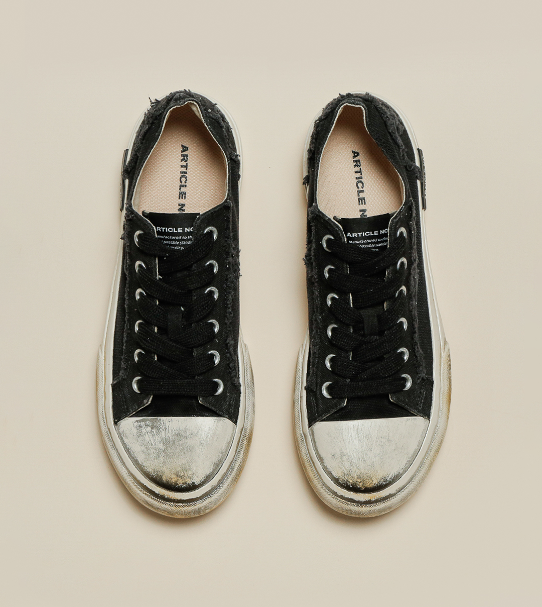 DISTRESSED LOW-TOP BLACK SNEAKERS
