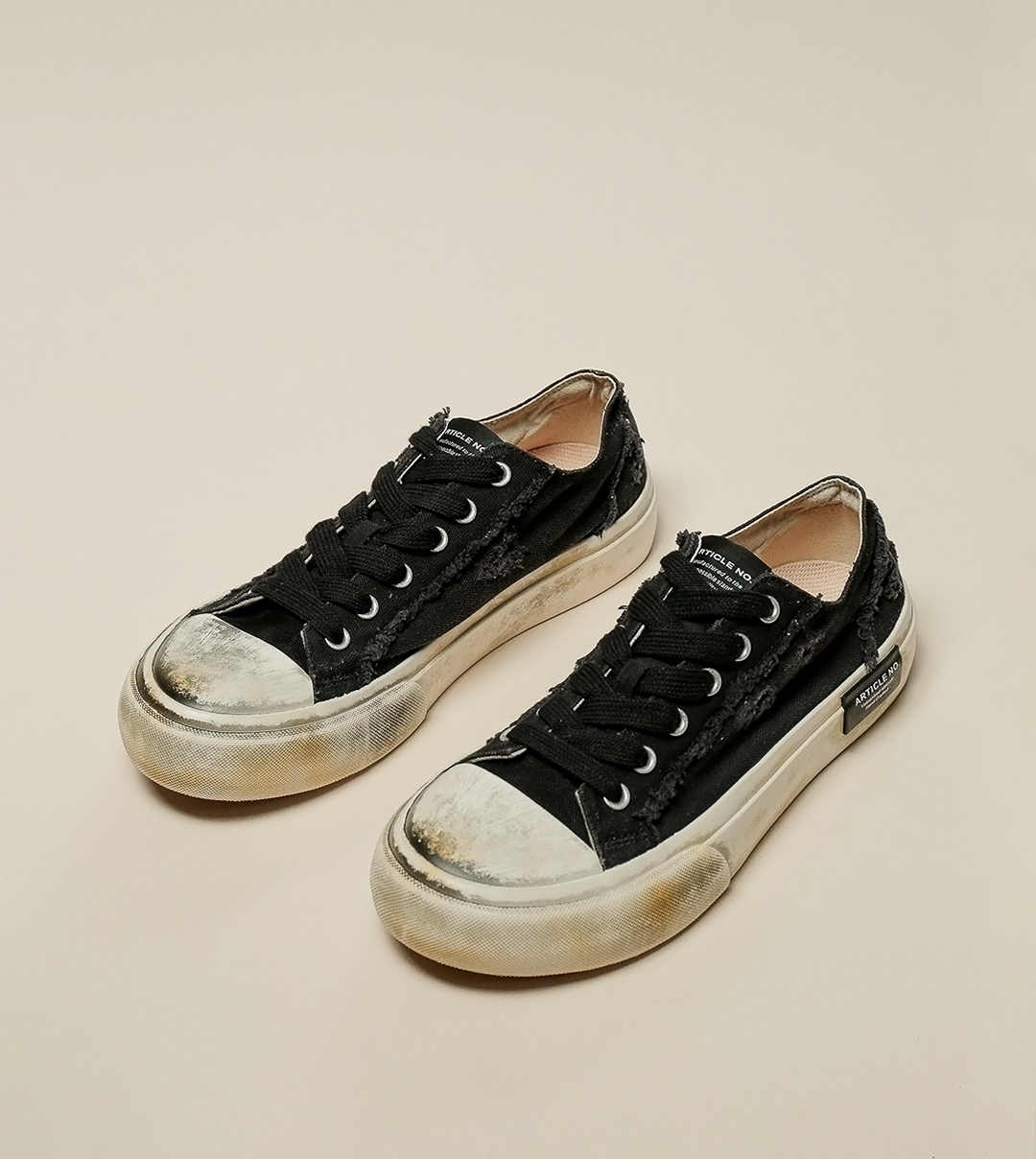 DISTRESSED LOW-TOP BLACK SNEAKERS