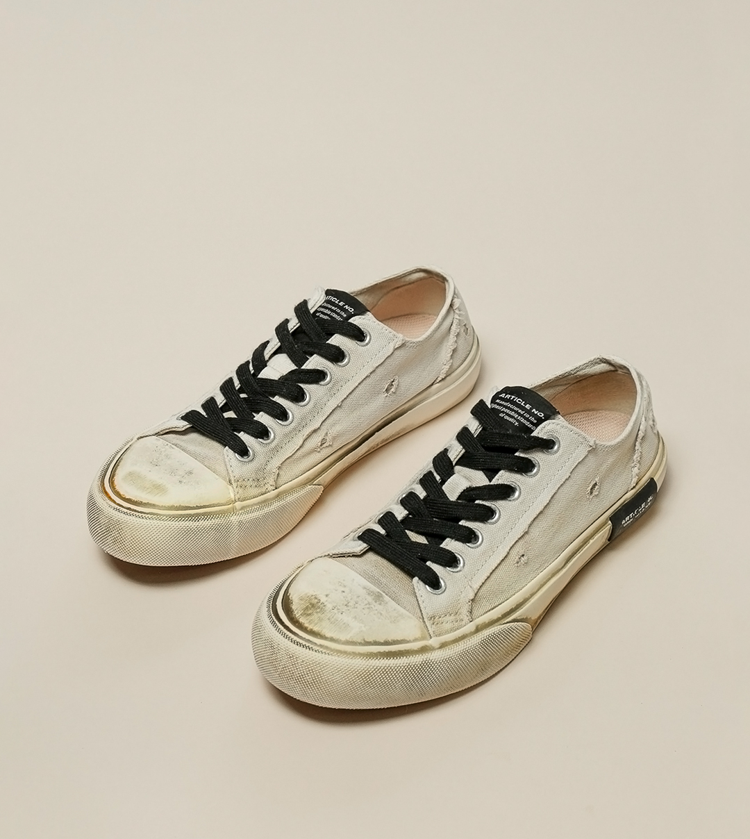 DISTRESSED LOW-TOP WHITE SNEAKERS