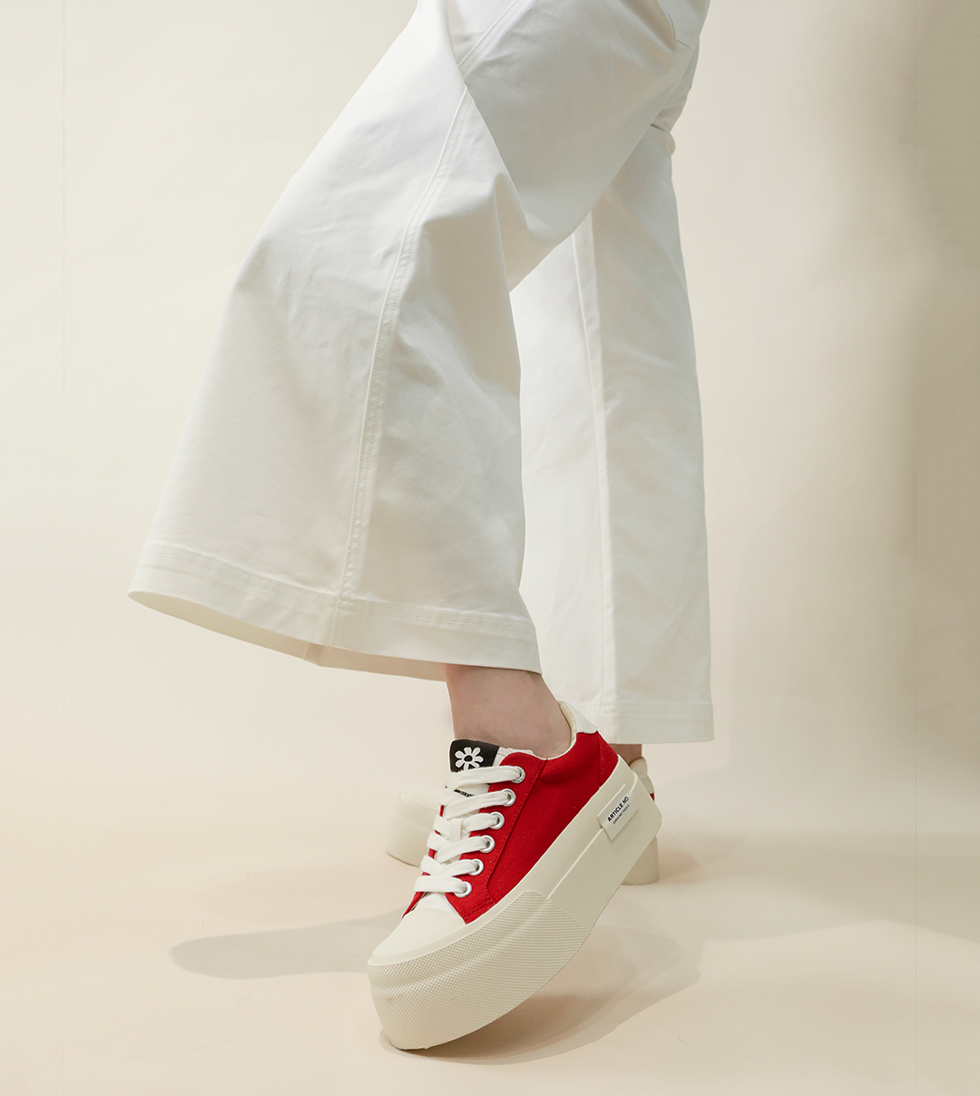 O.G. CLASSIC PLATFORM CANVAS SNEAKERS IN RED