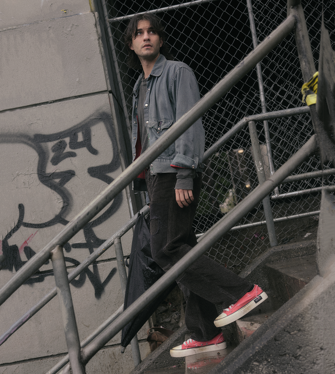 DISTRESSED LOW-TOP RED SNEAKERS