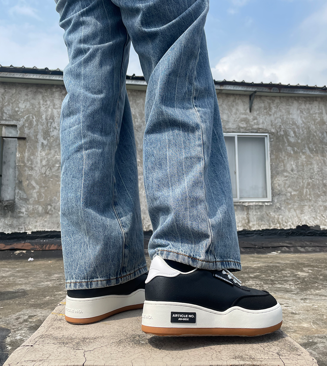 BURGER LOW-TOP PERFORATED BLACK TRAINER