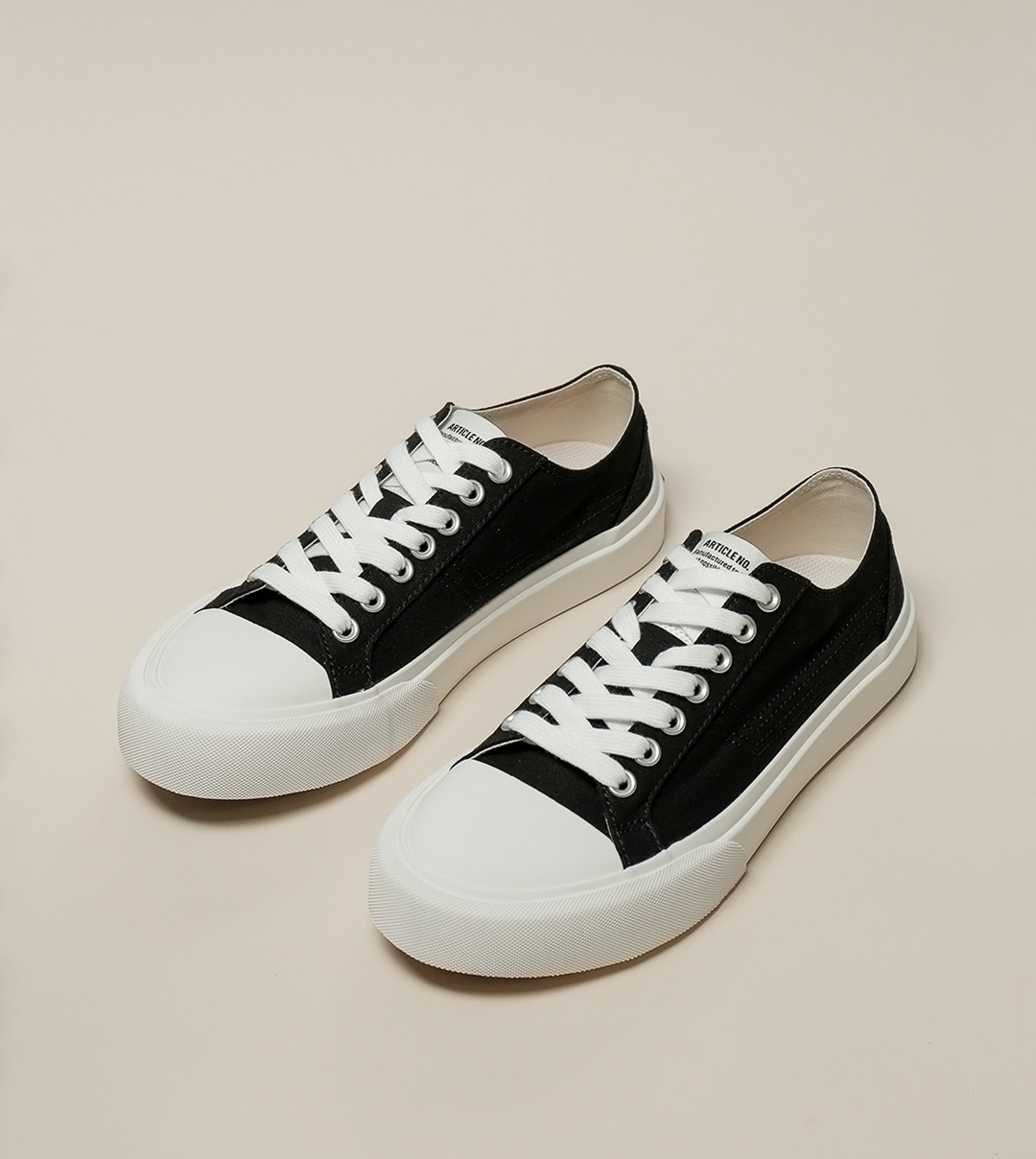 O.G. CLASSIC LOW TOP CANVAS BLACK SNEAKERS ARTICLE NO