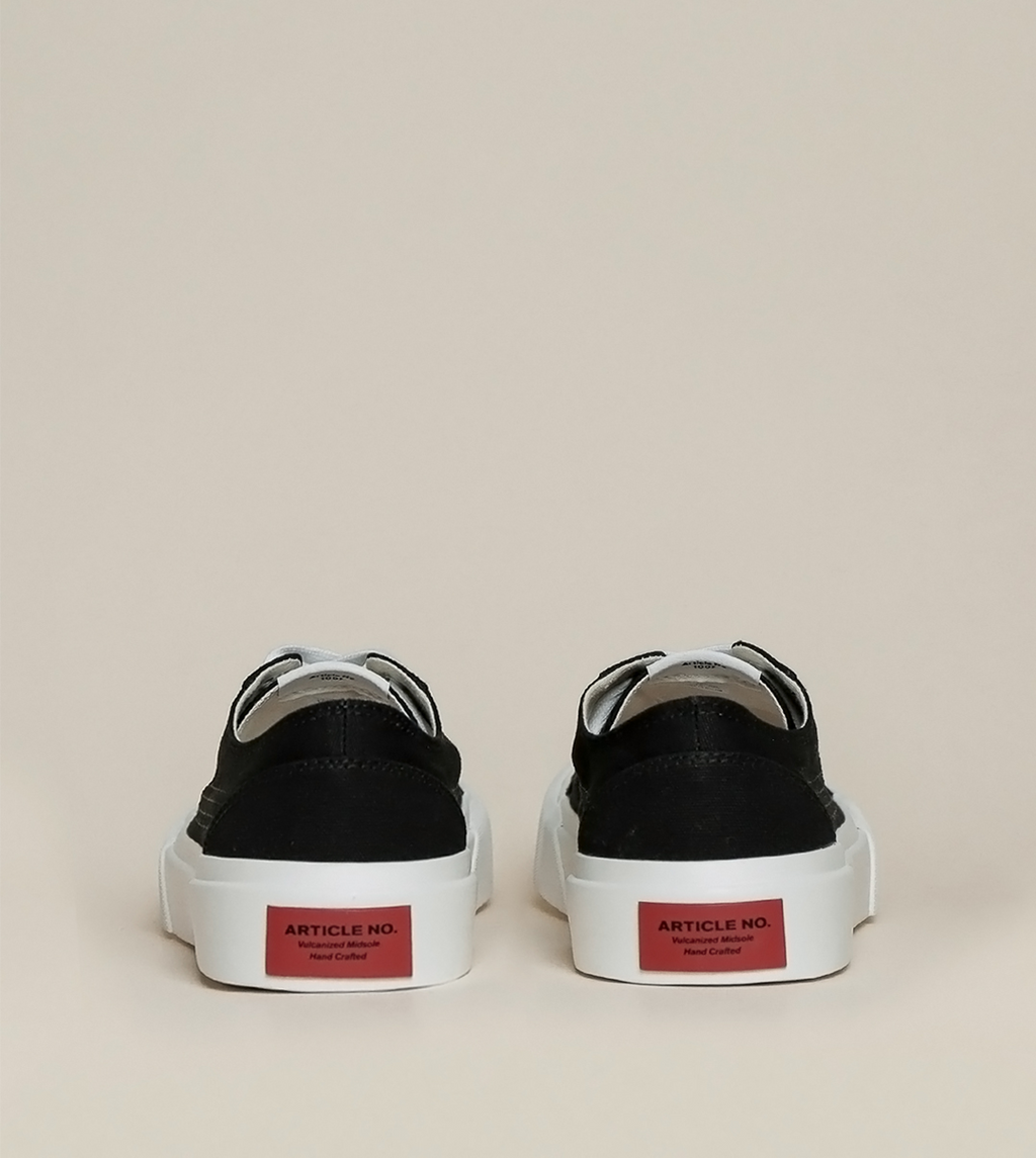 O.G. CLASSIC LOW-TOP CANVAS BLACK SNEAKERS