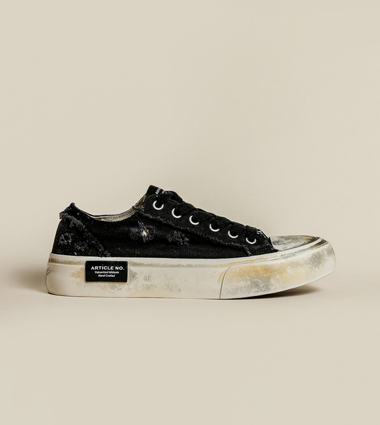 DISTRESSED LOW-TOP BLACK SNEAKERS