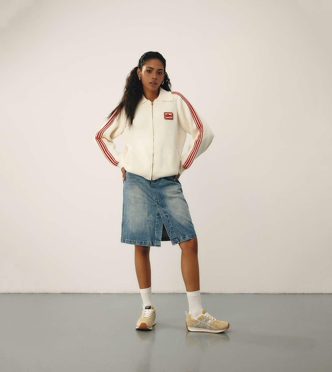 DUNE LOW-TOP BEIGE AND SILVER LOGO RUNNER