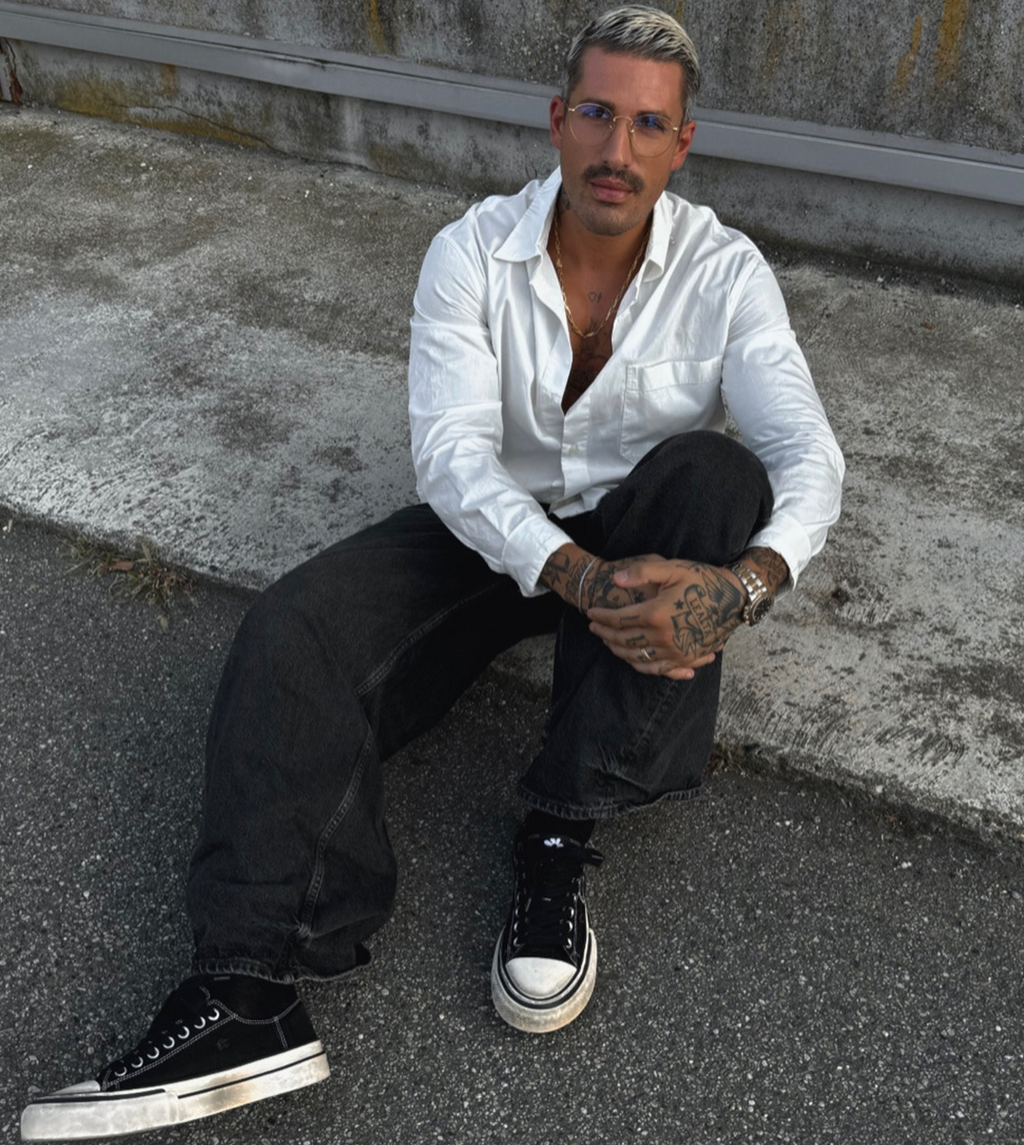 DISTRESSED LOW-TOP SEWING PATTERN BLACK SNEAKERS