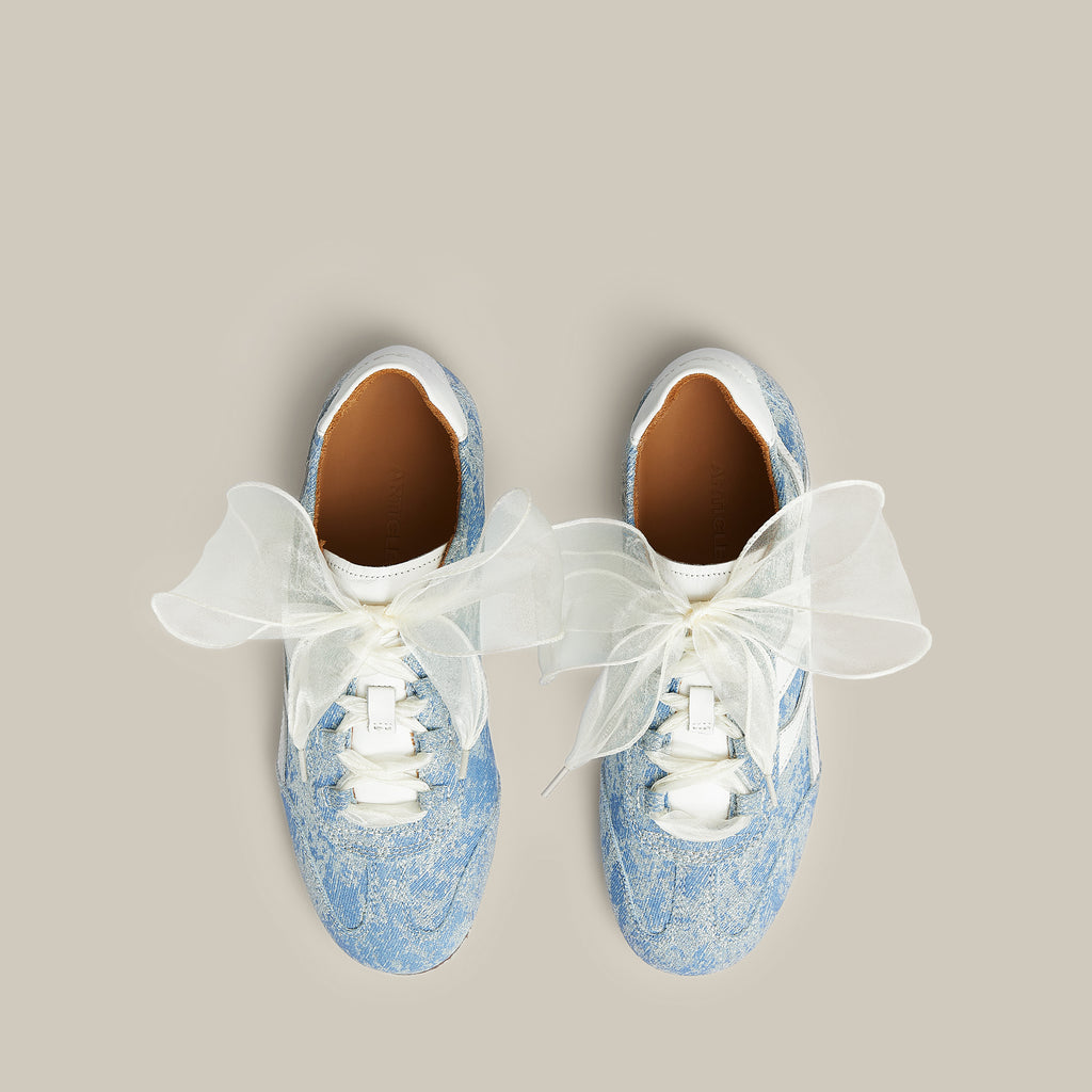 BALLET BLUE LOW-TOP LOGO FLAT RUNNER