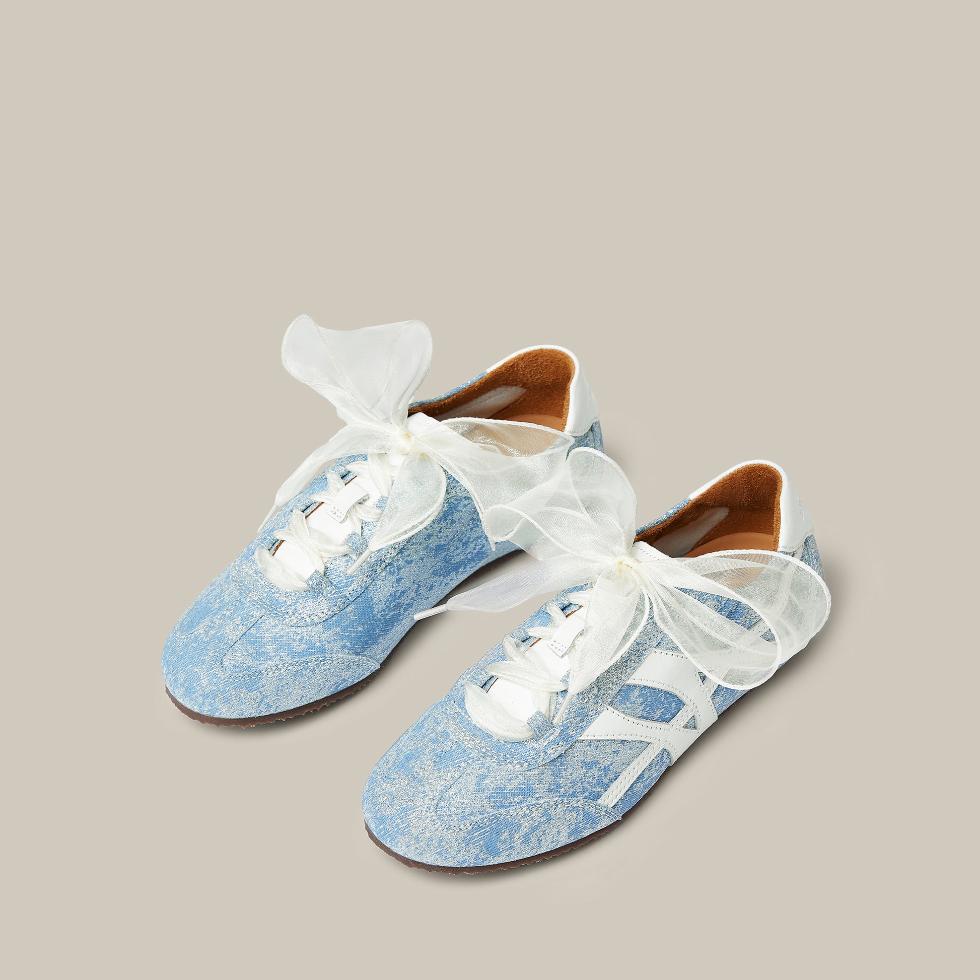BALLET BLUE LOW-TOP LOGO FLAT RUNNER