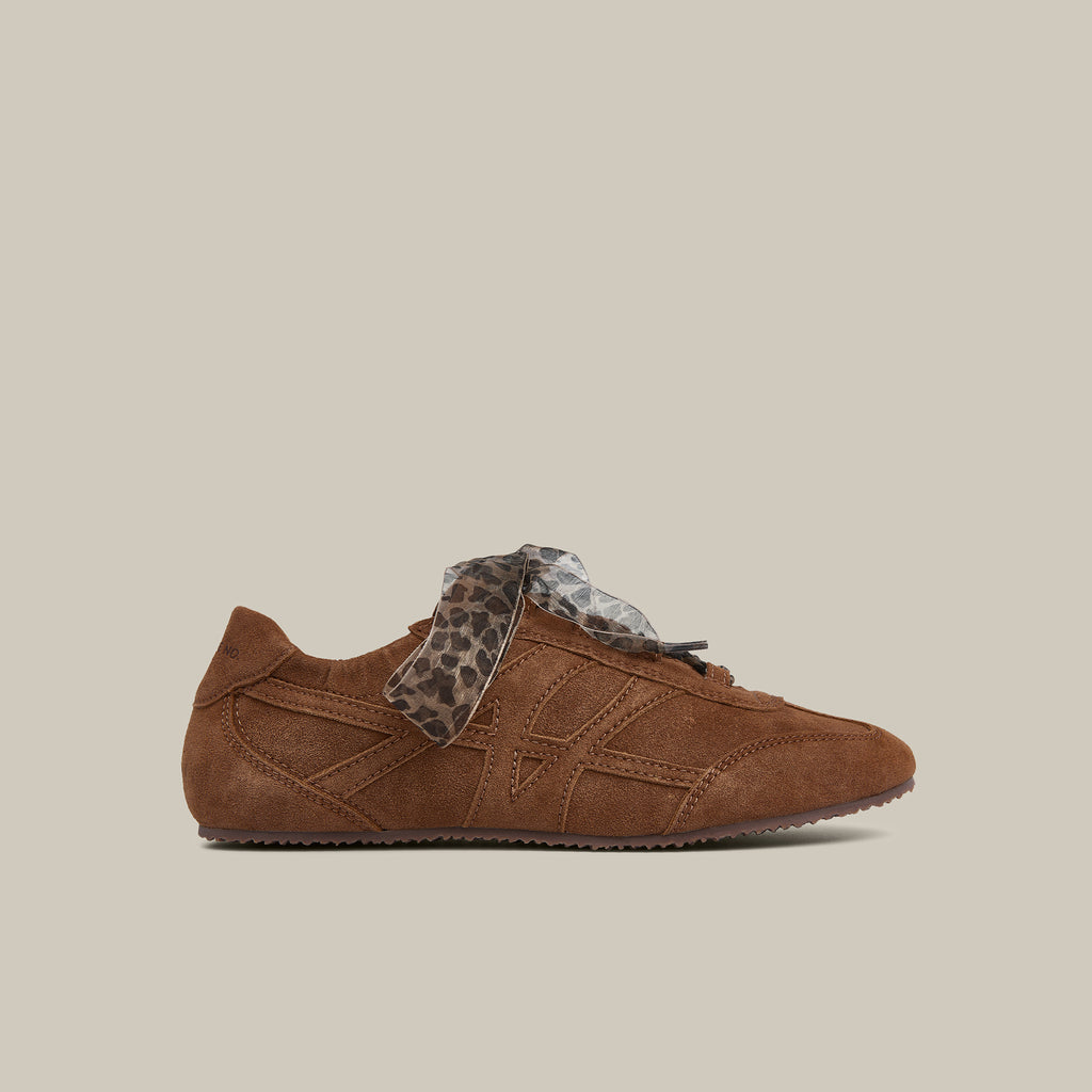 BALLET BROWN LOW-TOP LOGO FLAT RUNNER