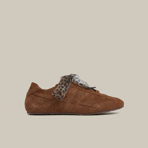 BALLET BROWN LOW-TOP LOGO FLAT RUNNER