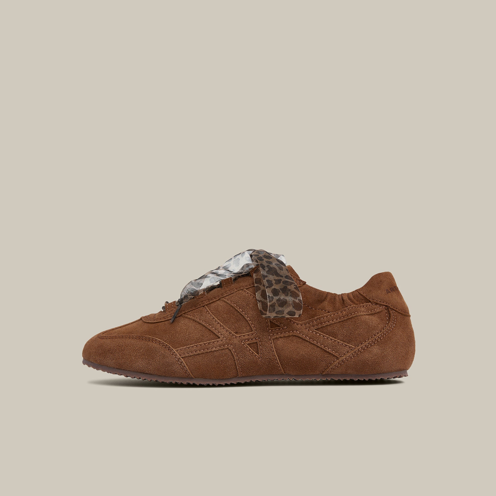 BALLET BROWN LOW-TOP LOGO FLAT RUNNER
