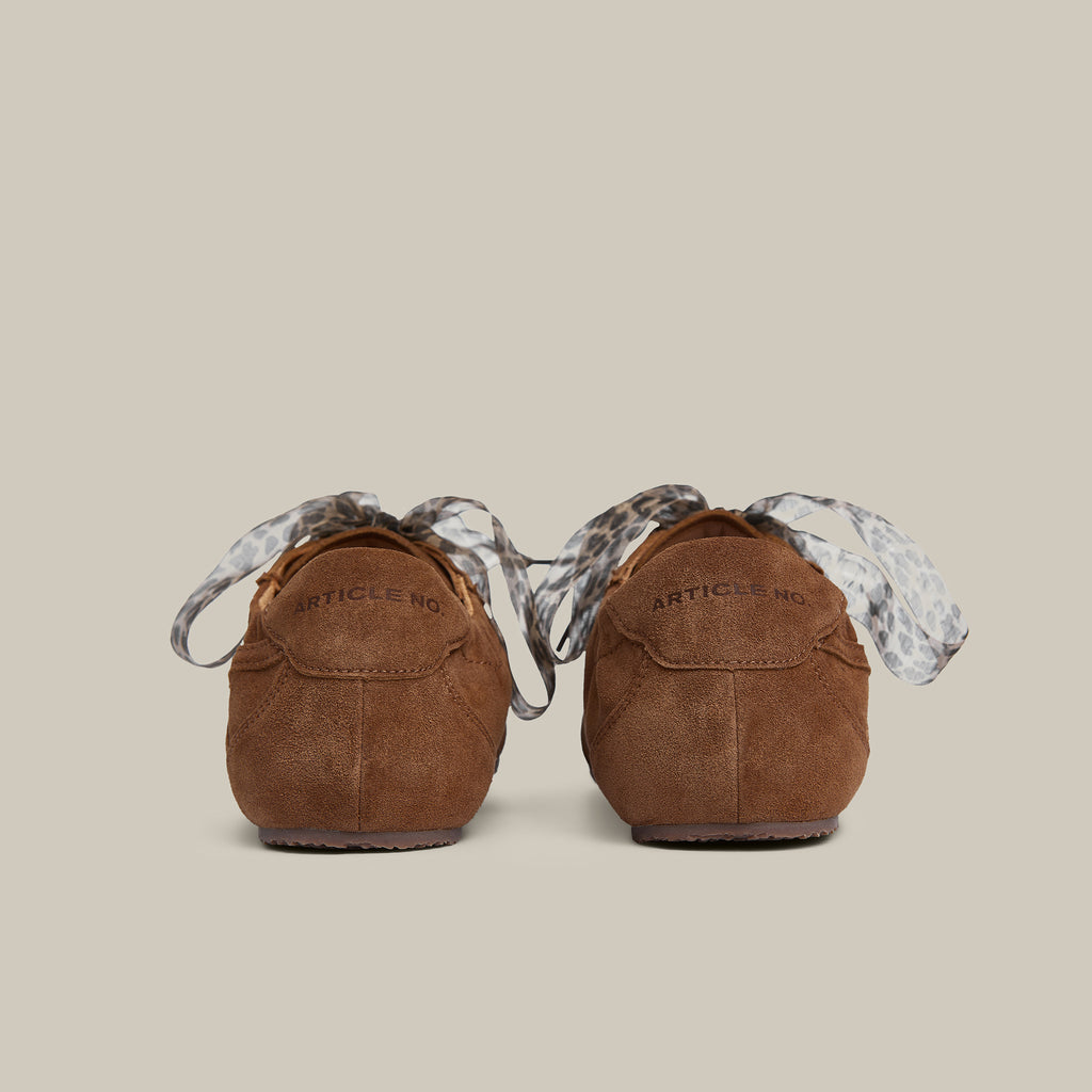 BALLET BROWN LOW-TOP LOGO FLAT RUNNER