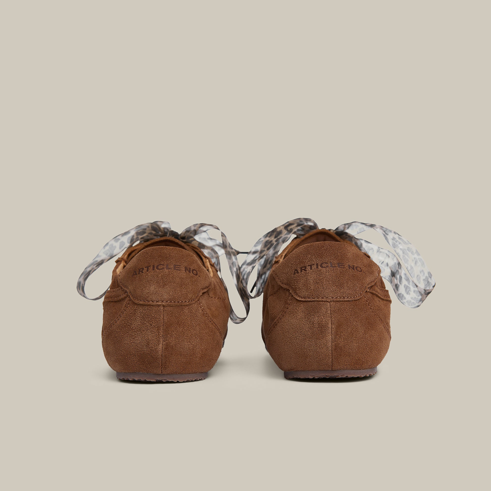 BALLET BROWN LOW-TOP LOGO FLAT RUNNER