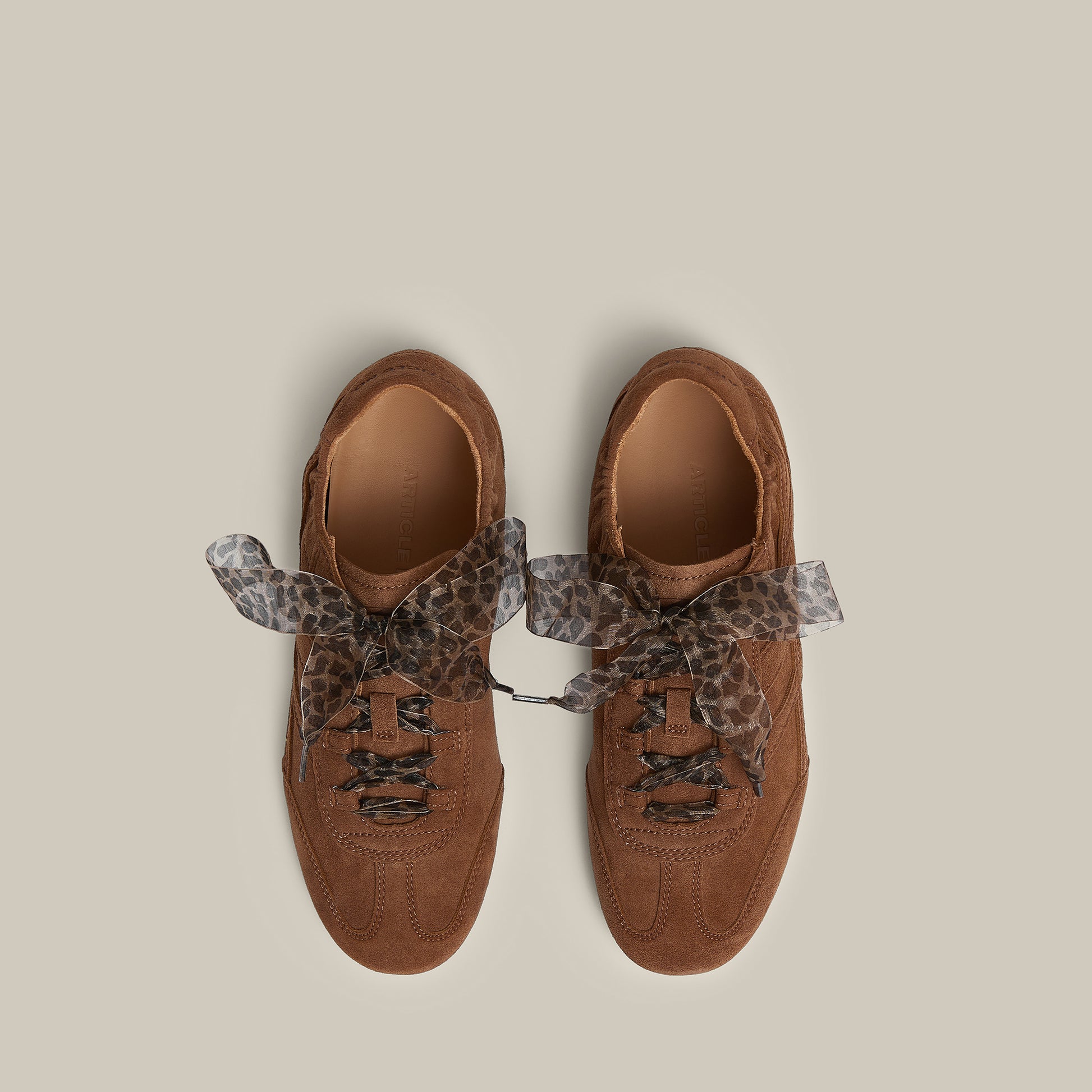 BALLET BROWN LOW-TOP LOGO FLAT RUNNER