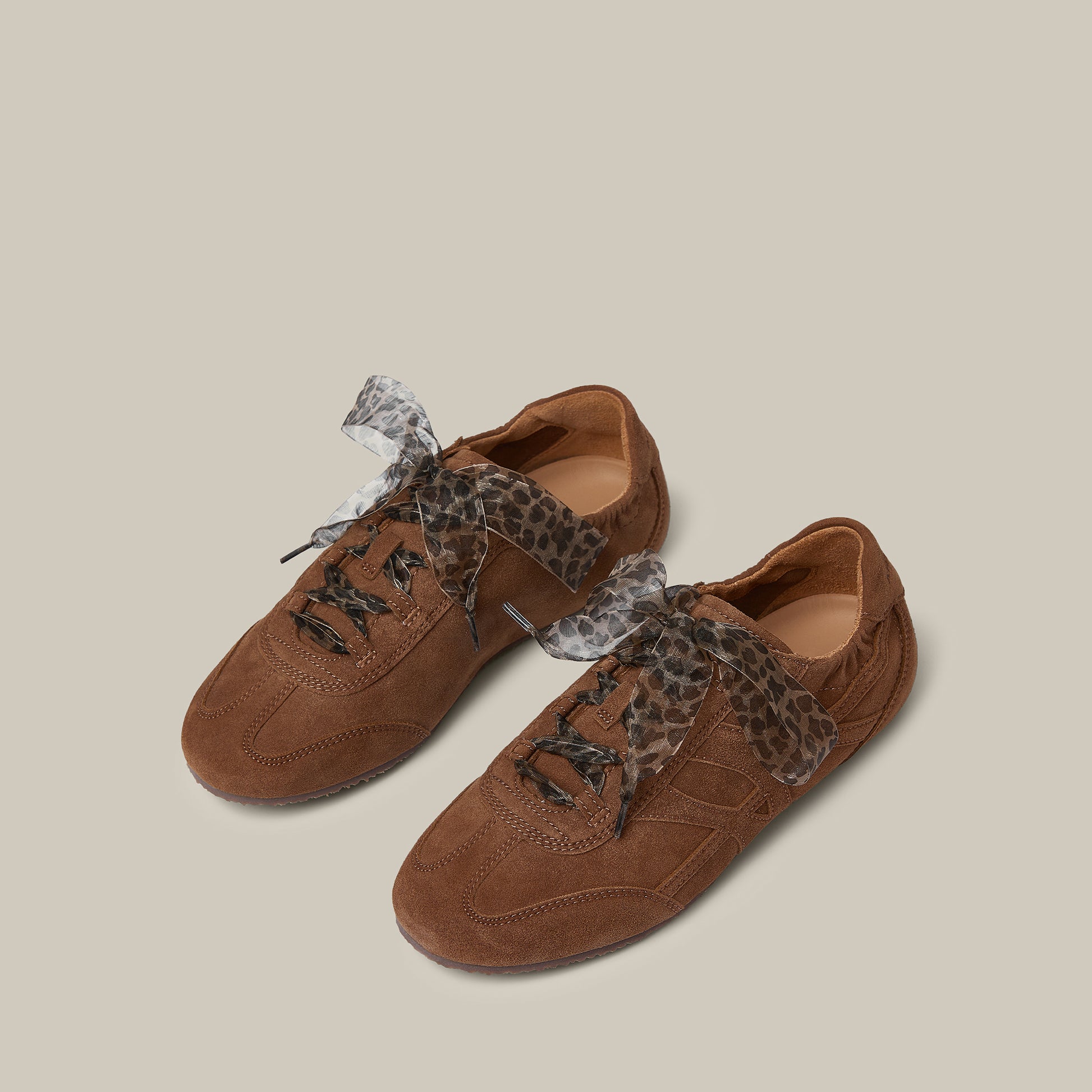 BALLET BROWN LOW-TOP LOGO FLAT RUNNER