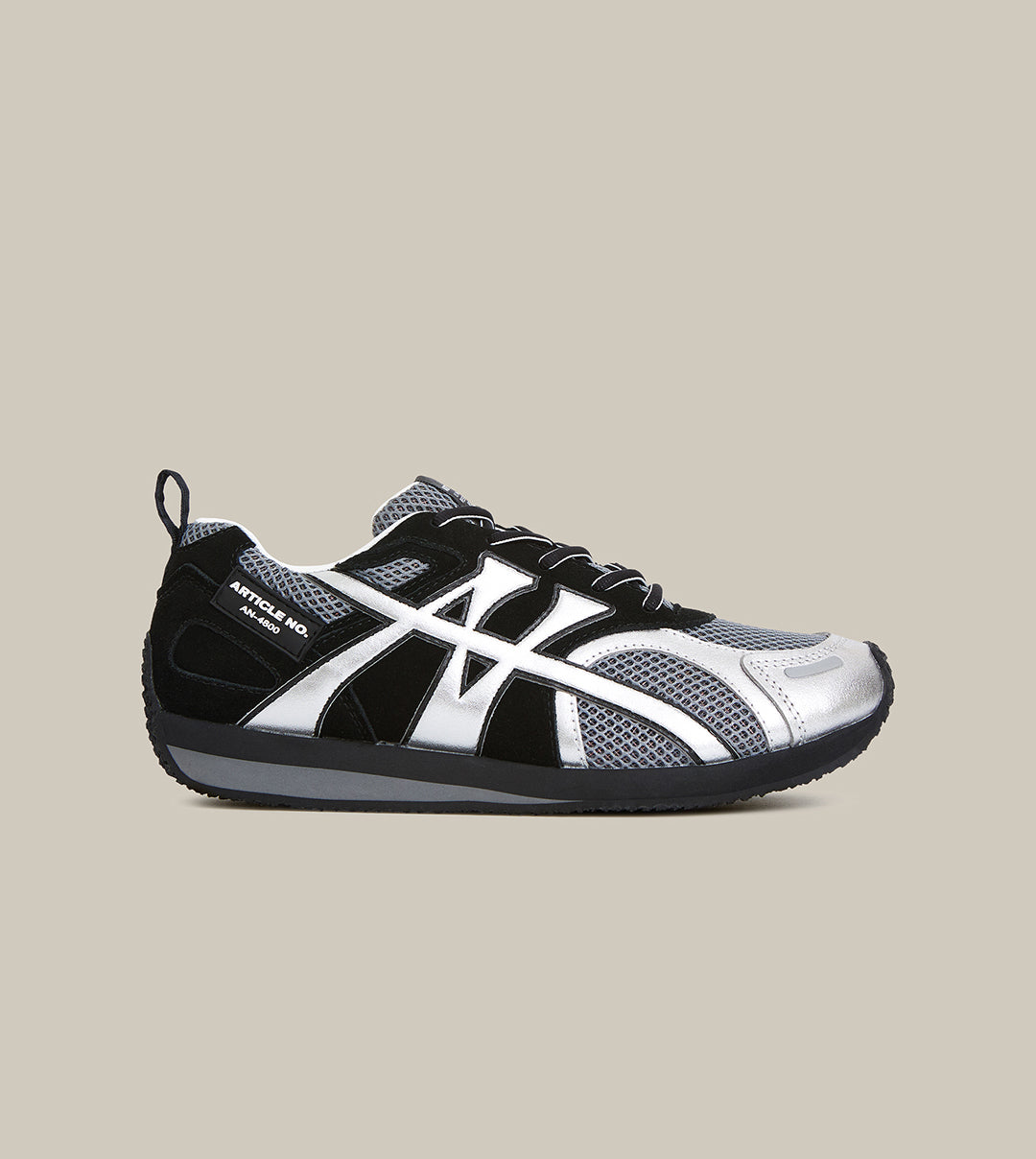 DUNE LOW-TOP BLACK AND SILVER LOGO RUNNER