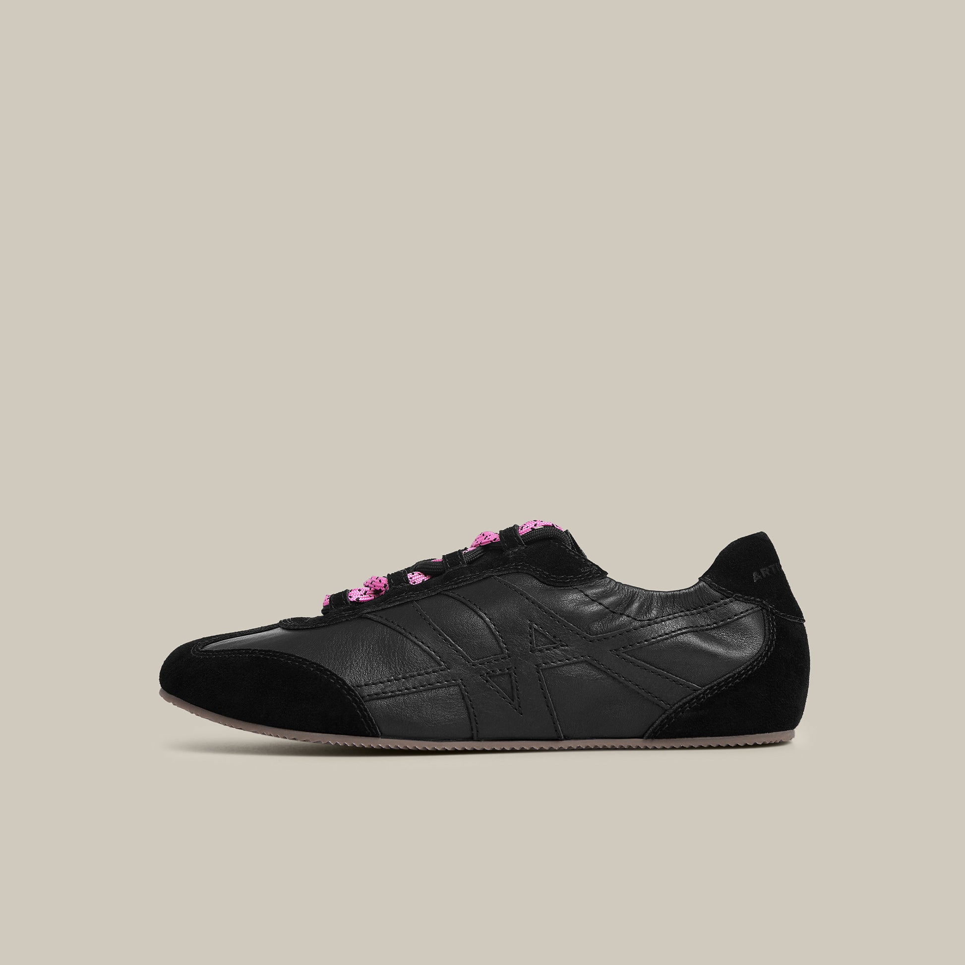BALLET BLACK LOW-TOP LOGO FLAT RUNNER