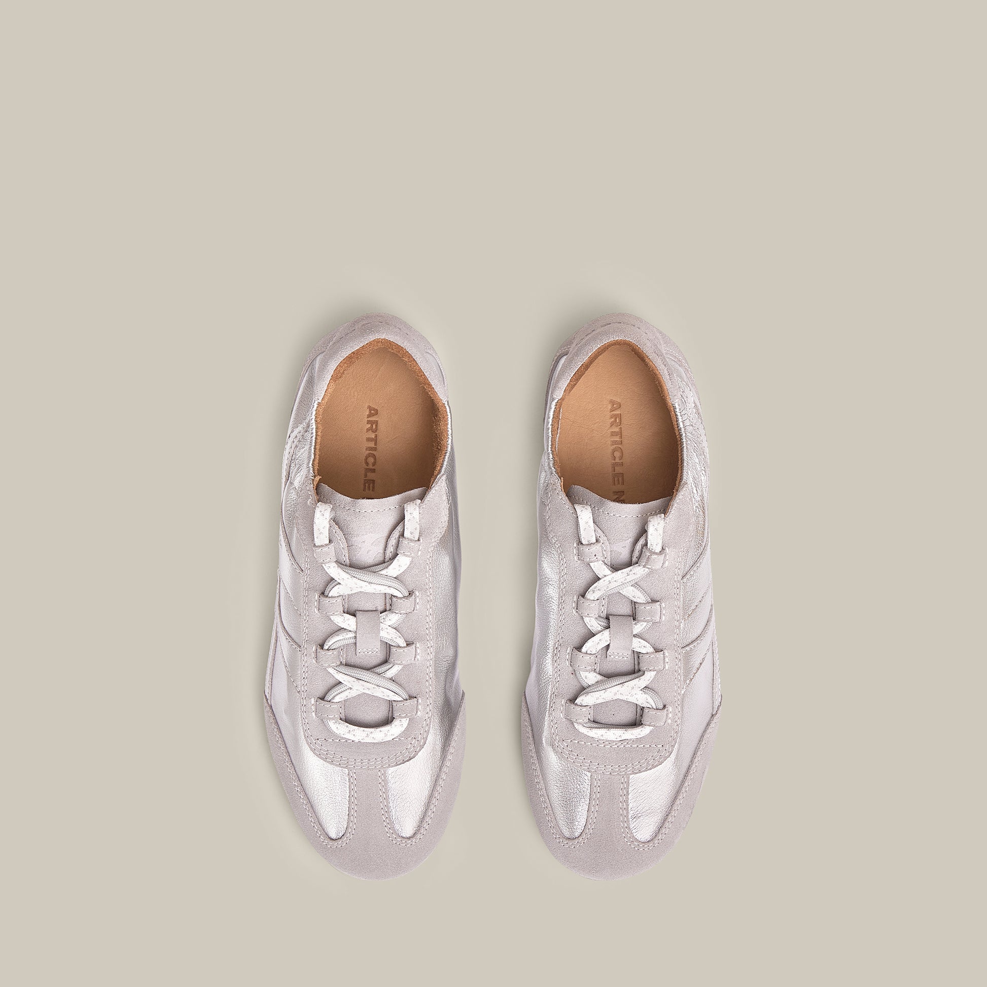 BALLET SILVER LOW-TOP LOGO FLAT RUNNER