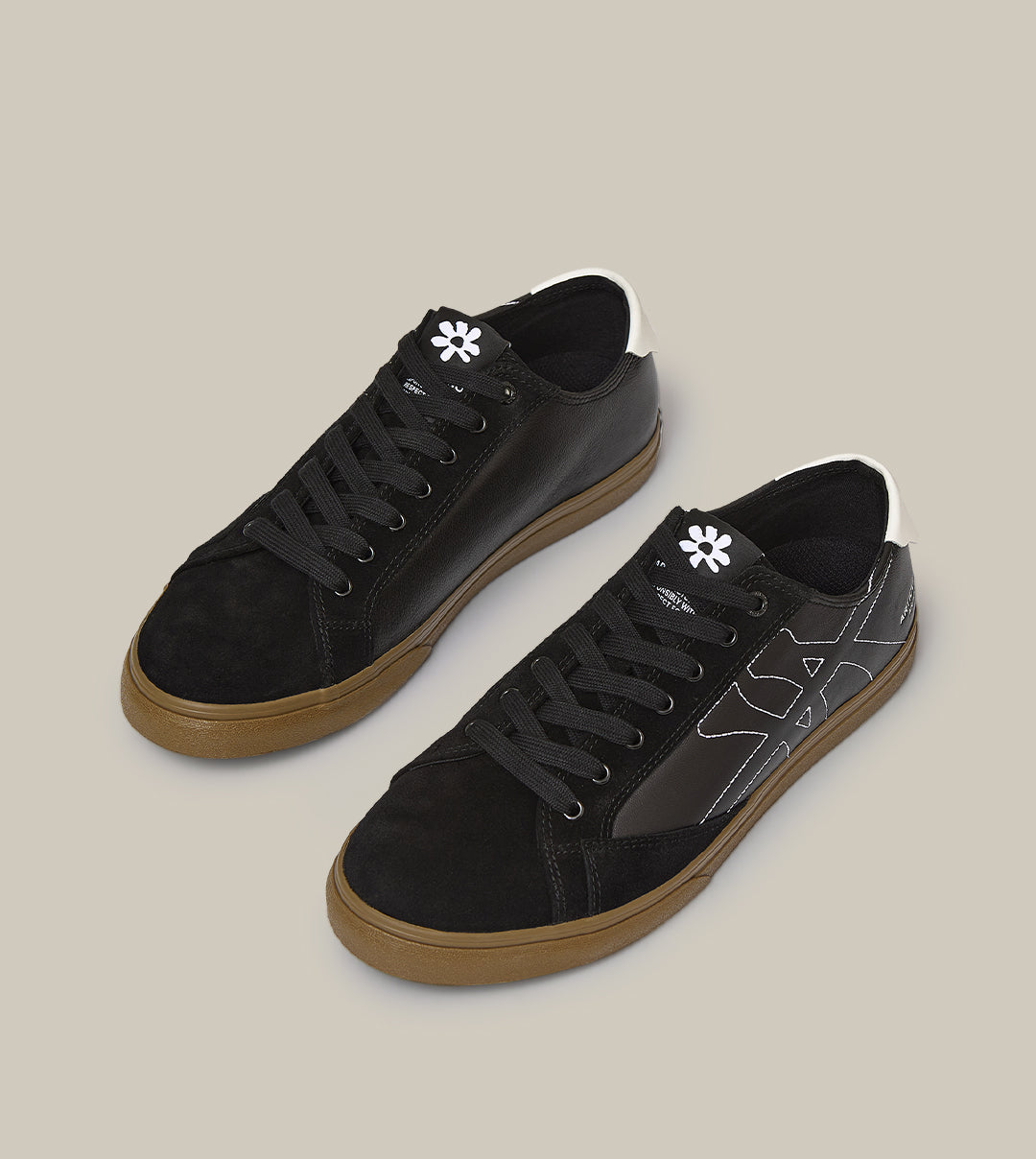 O.G. CLASSIC STITCHING LOGO SNEAKERS IN BLACK