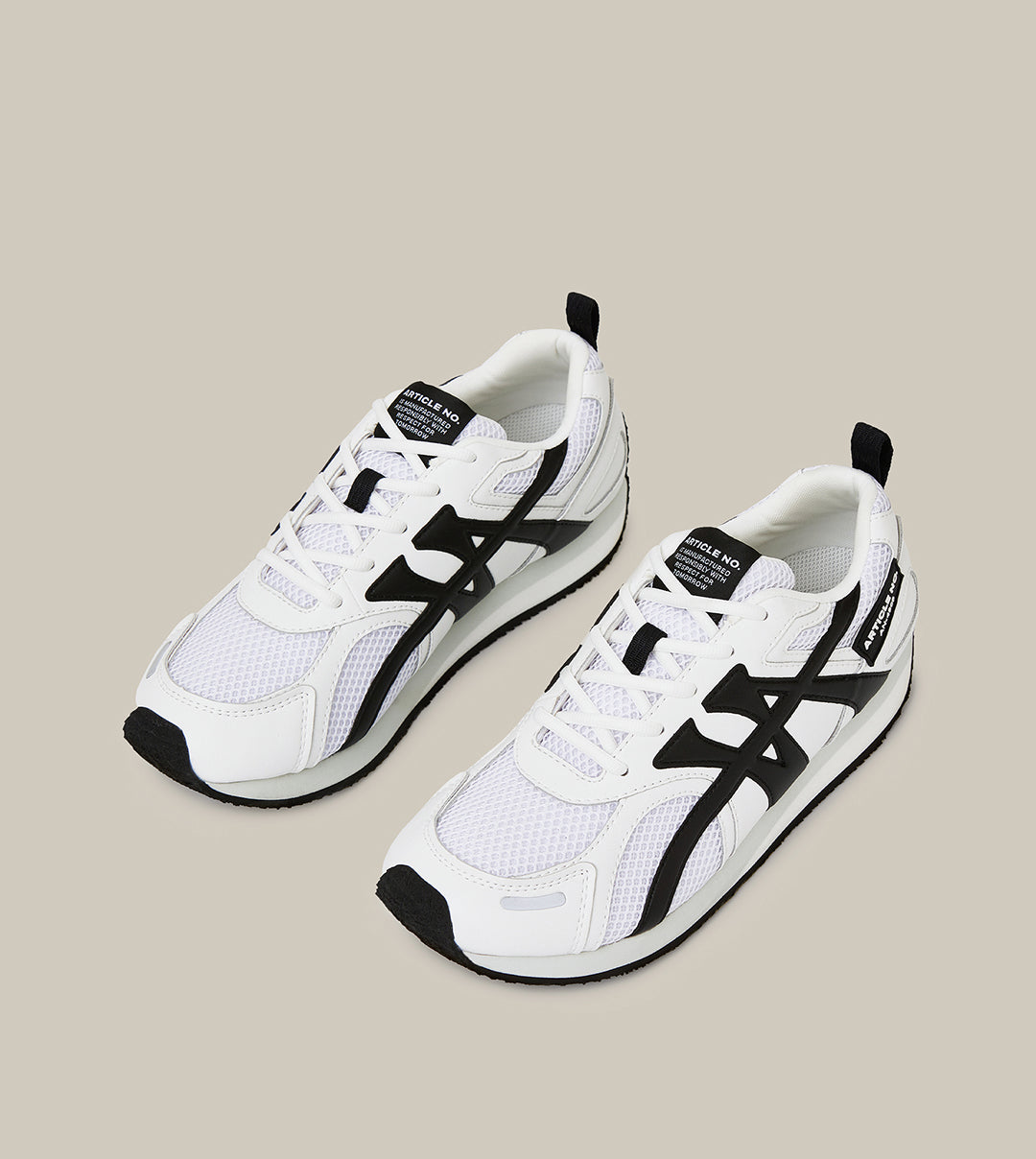 DUNE LOW-TOP WHITE AND BLACK LOGO RUNNER