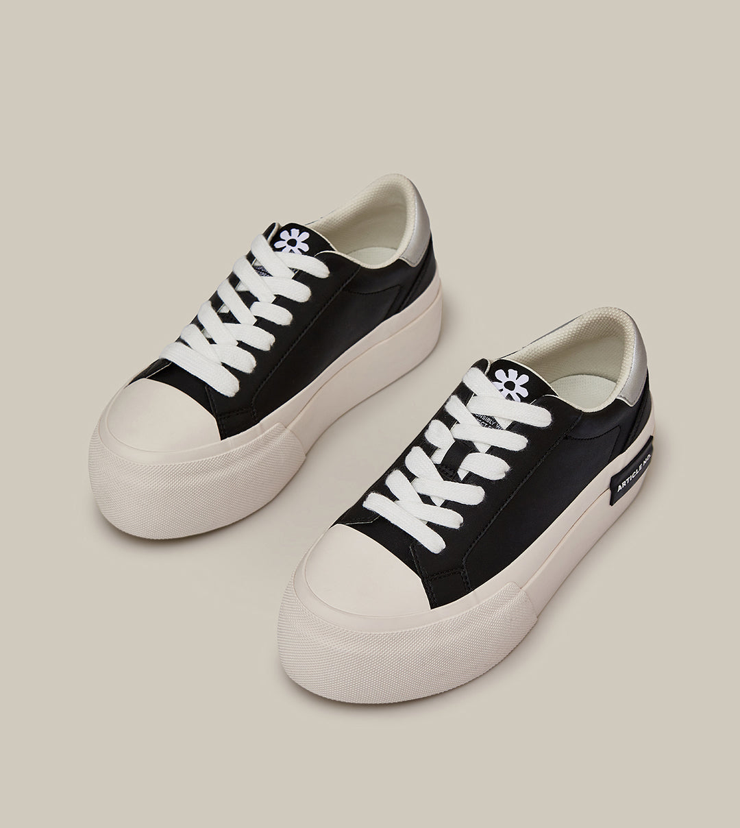 O.G. CLASSIC PLATFORM BLACK SNEAKERS IN SILVER TAIL