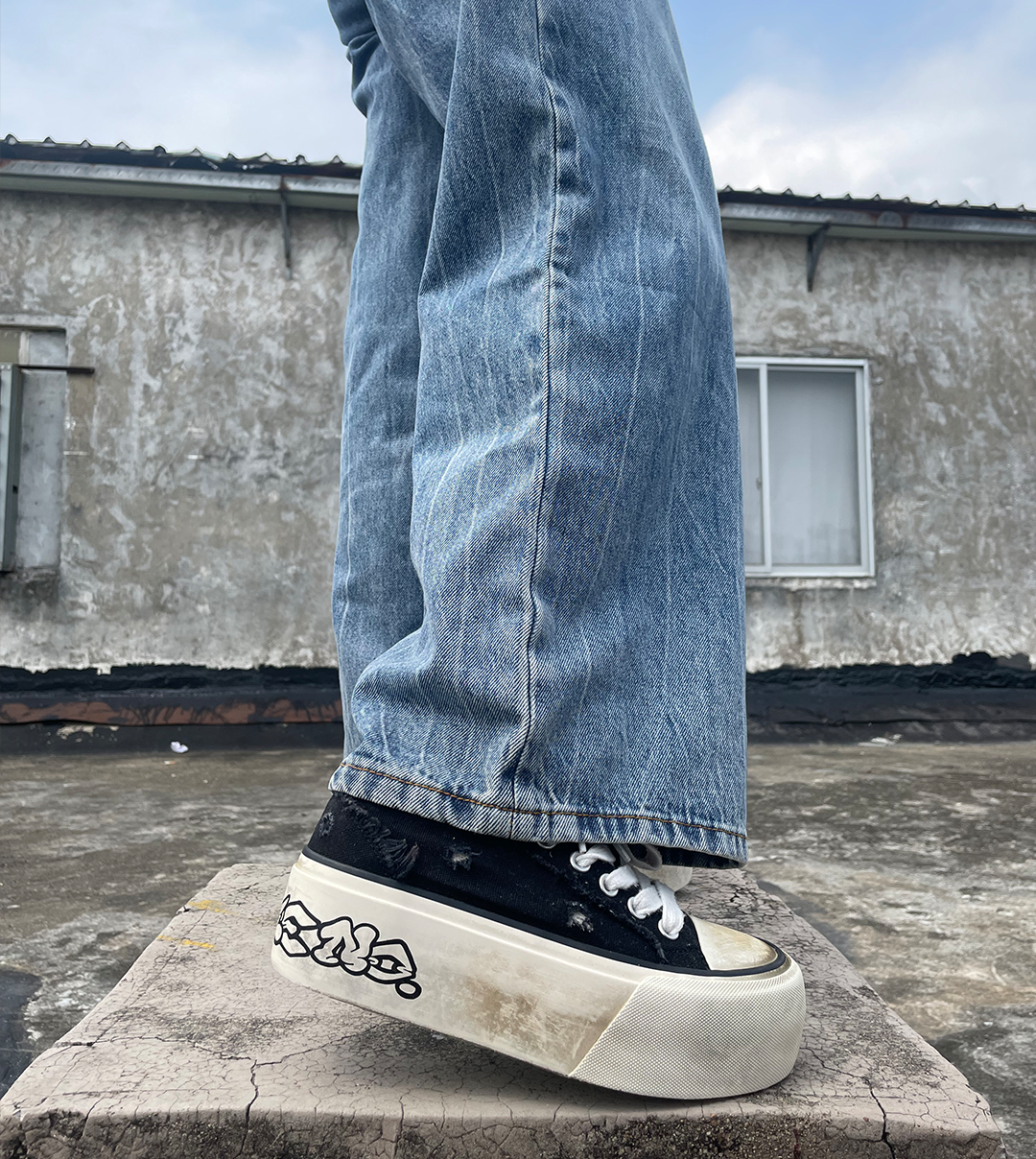 DISTRESSED BLACK DIRTY GRAFFITI CANVAS PLATFORM LOW-TOP