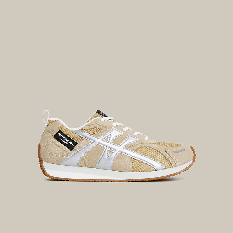 DUNE LOW-TOP BEIGE AND SILVER LOGO RUNNER