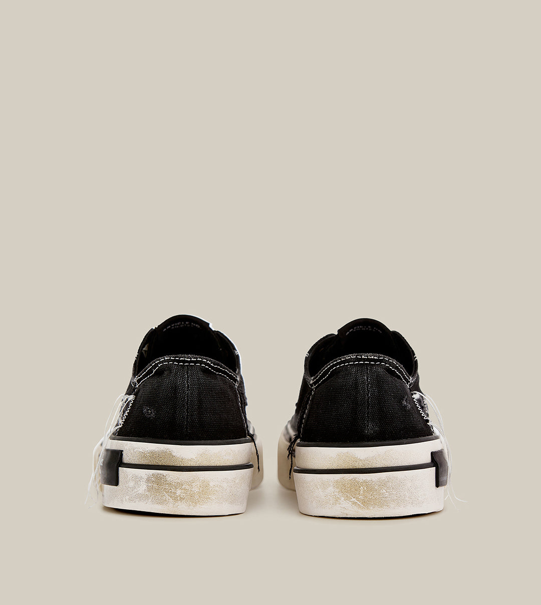 DISTRESSED LOW-TOP SEWING PATTERN BLACK SNEAKERS